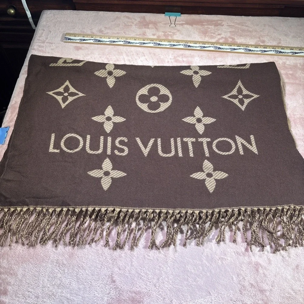 Louis Vuitton 65% Cashmere 35% Silk Monogram Scarf Made in Italy: 73x26